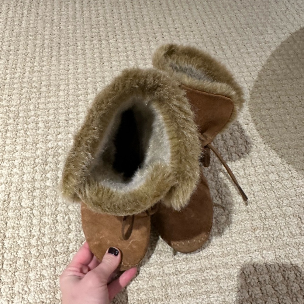 Toms Tan Moccasin Winter Boots with Faux Fur Trim - Picture 5 of 7